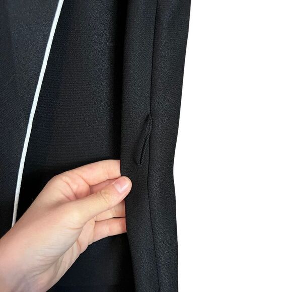 3 for $30! Forever 21 black sleeveless blazer - Picture 6 of 6